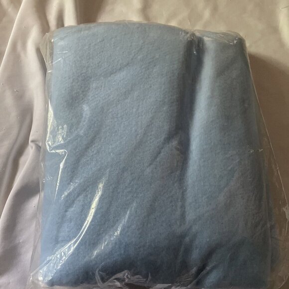 Plaza 72x90 In. Blanket Twin Or Full Size 100% Polyester Blue Treated To Reduce - Picture 9 of 12